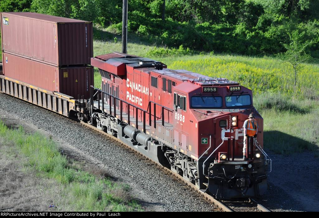 Eastbound intermodal comes around the curve